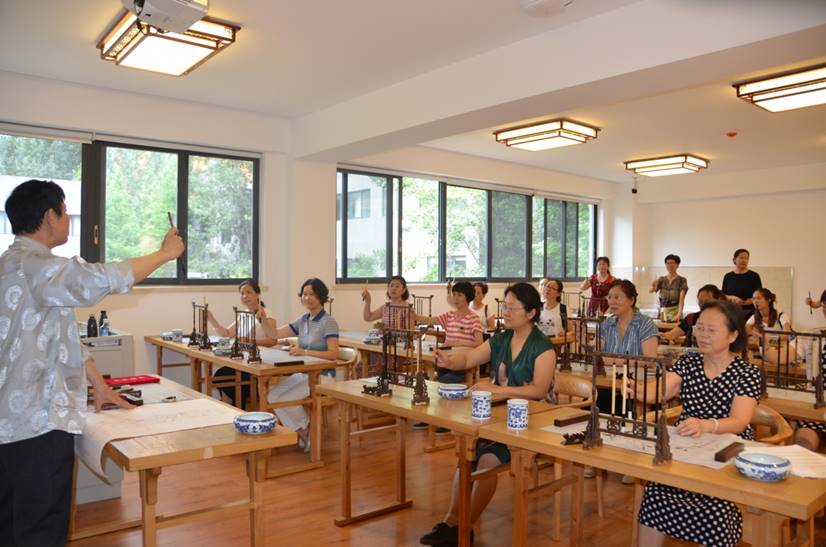6、学员们在天府学院公寓客厅